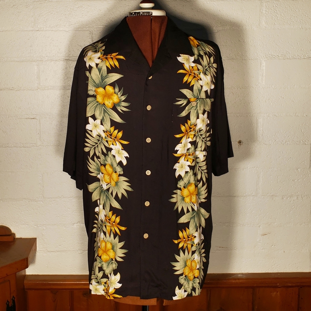 Black Hawaiian floral shirt by Islander Medium
